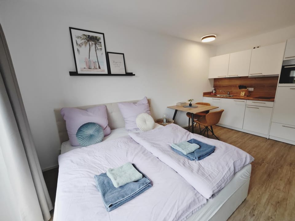 Bed, Kitchen or kitchenette, Photo of the whole room, Bedroom, towels