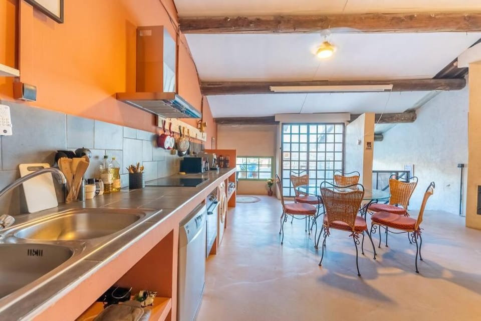 Coffee/tea facilities, Kitchen or kitchenette, Kitchen or kitchenette, Living room, Seating area, Dining area, minibar, pet friendly, stove