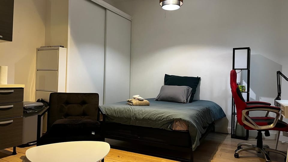 Bed, Living room, Bedroom, hair dresser, wardrobe