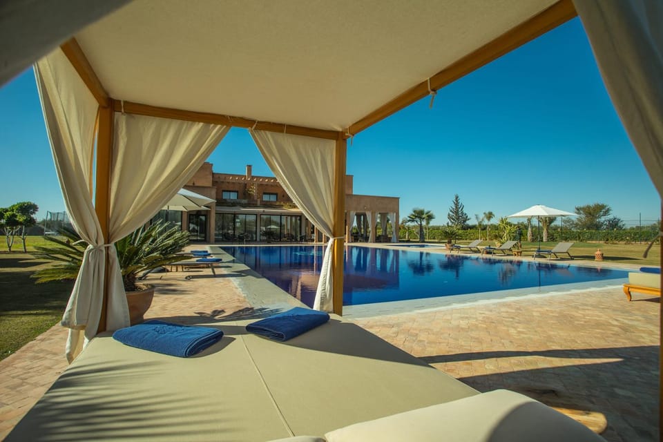 Swimming pool, sunbed