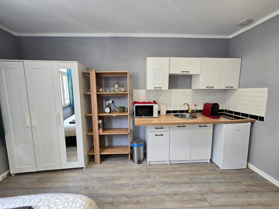 Kitchen or kitchenette, Communal kitchen, wardrobe, kitchen, kitchen