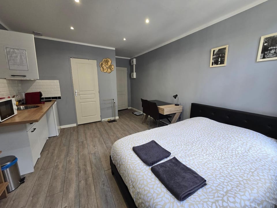 Bed, Kitchen or kitchenette, Bedroom, furniture, furniture