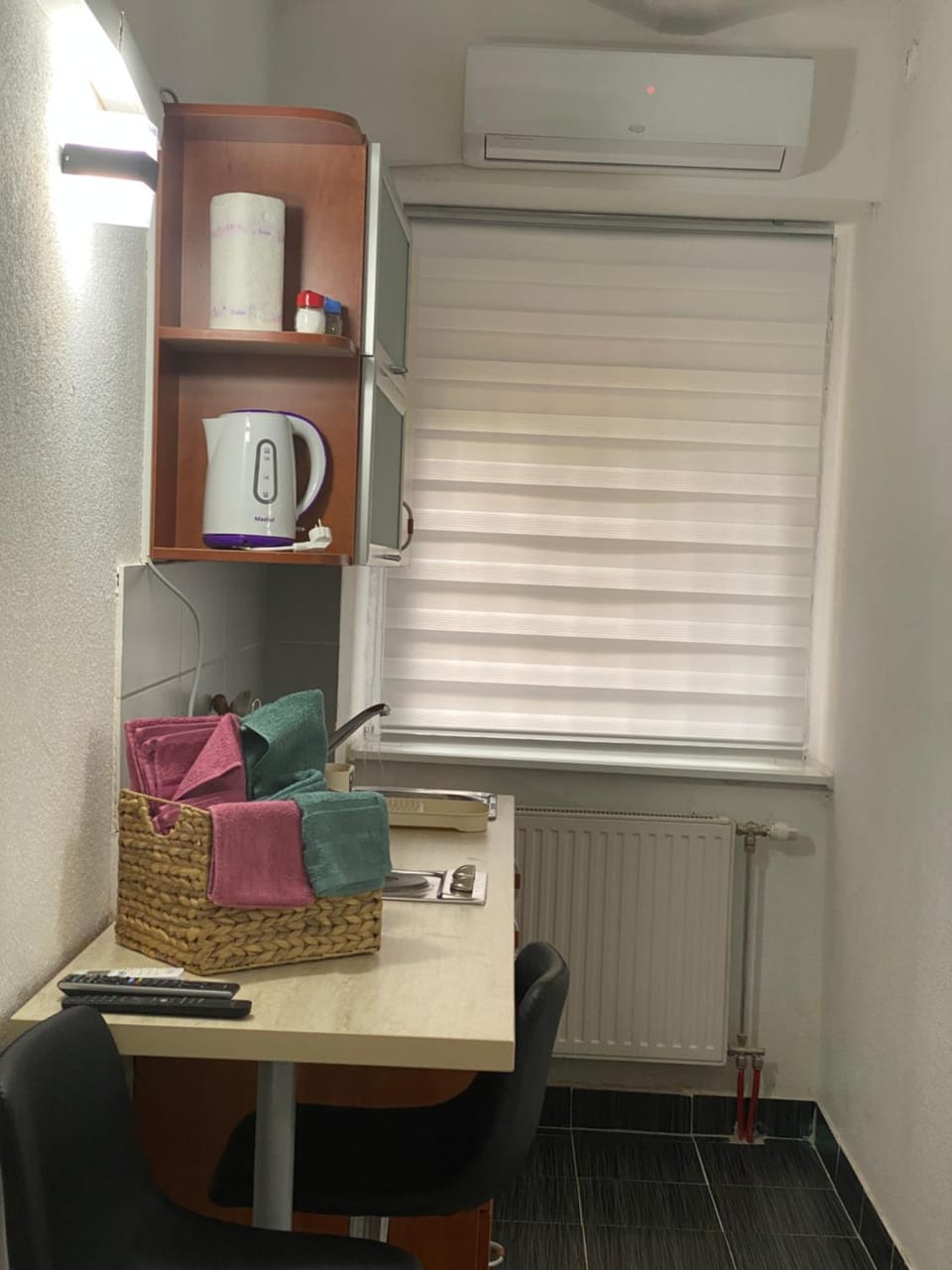Coffee/tea facilities, Dining area, hair dresser, air conditioner
