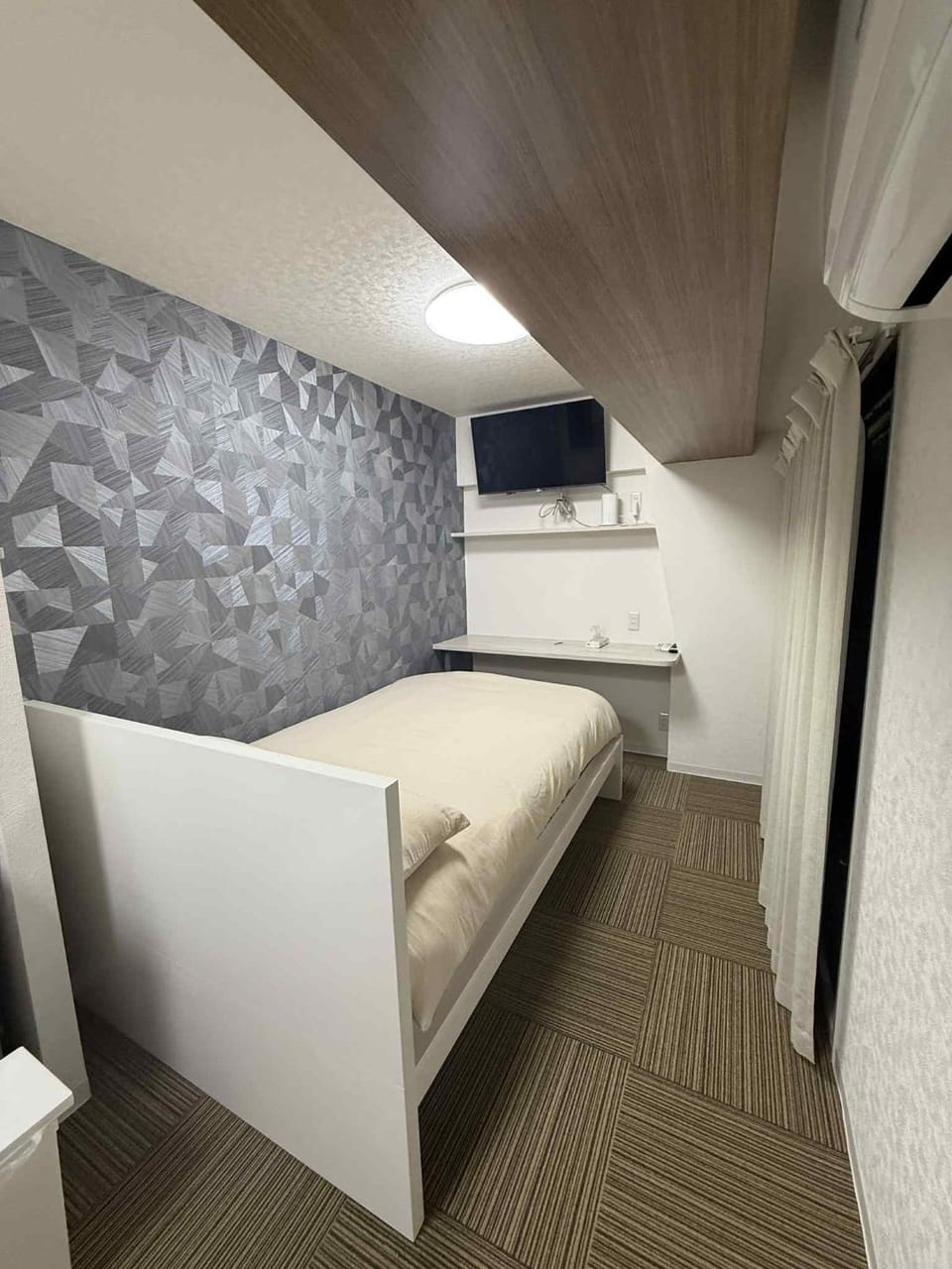 Bed, TV and multimedia, Bedroom