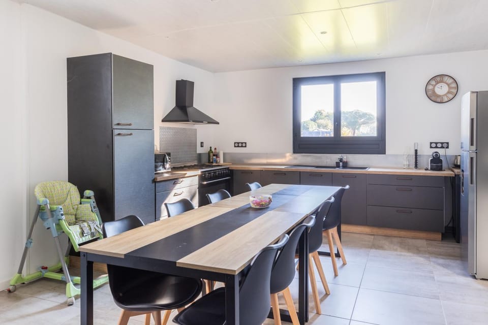 Property building, Kitchen or kitchenette, Living room