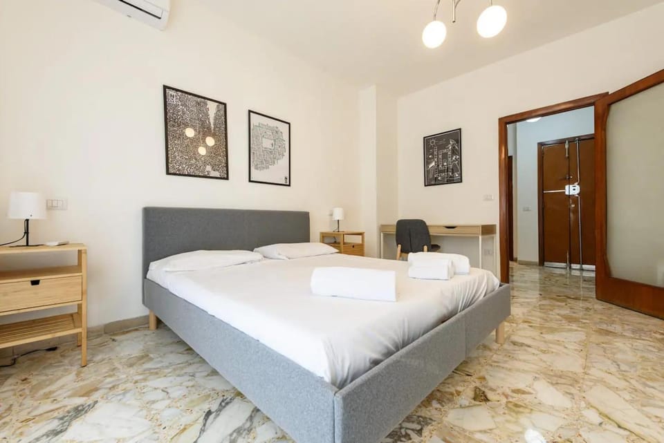 Photo of the whole room, Seating area, Bedroom
