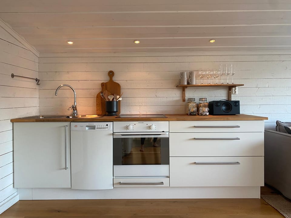 Kitchen or kitchenette, pet friendly, stove
