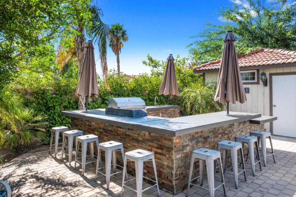 Splash Pad Pool Spa Ping Pong Bbq, Gorgoues mnt views House in La Quinta