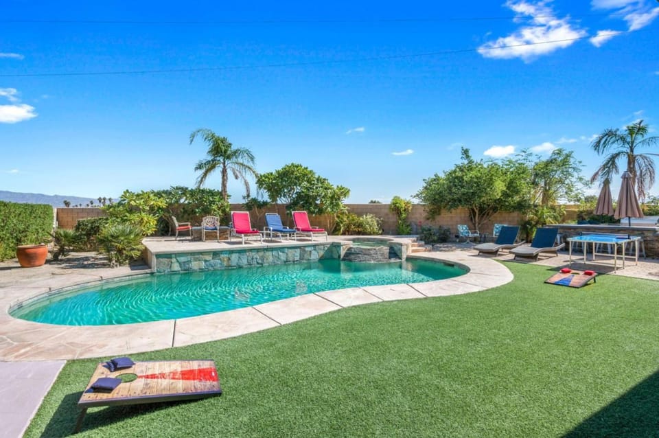 Splash Pad Pool Spa Ping Pong Bbq, Gorgoues mnt views House in La Quinta