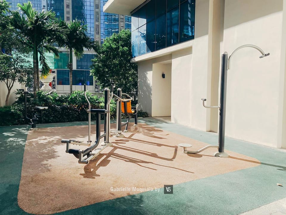 Perfect for Working, Quiet & Relaxing at Uptown BGC Apartment in Makati