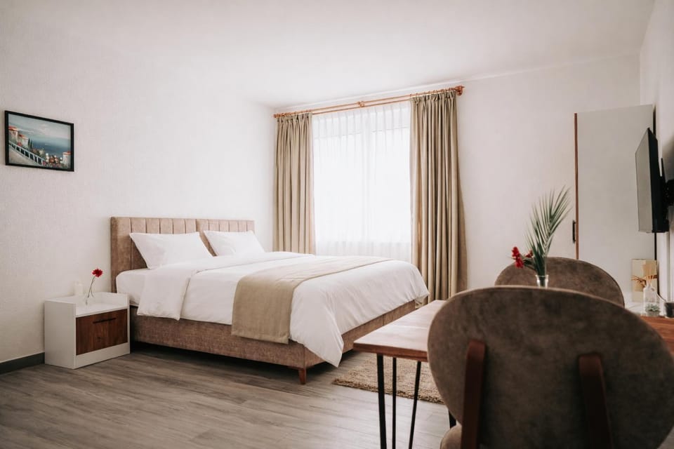 Bed, TV and multimedia, Photo of the whole room, Bedroom