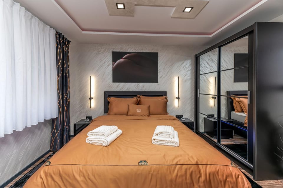 Bed, Bedroom, towels