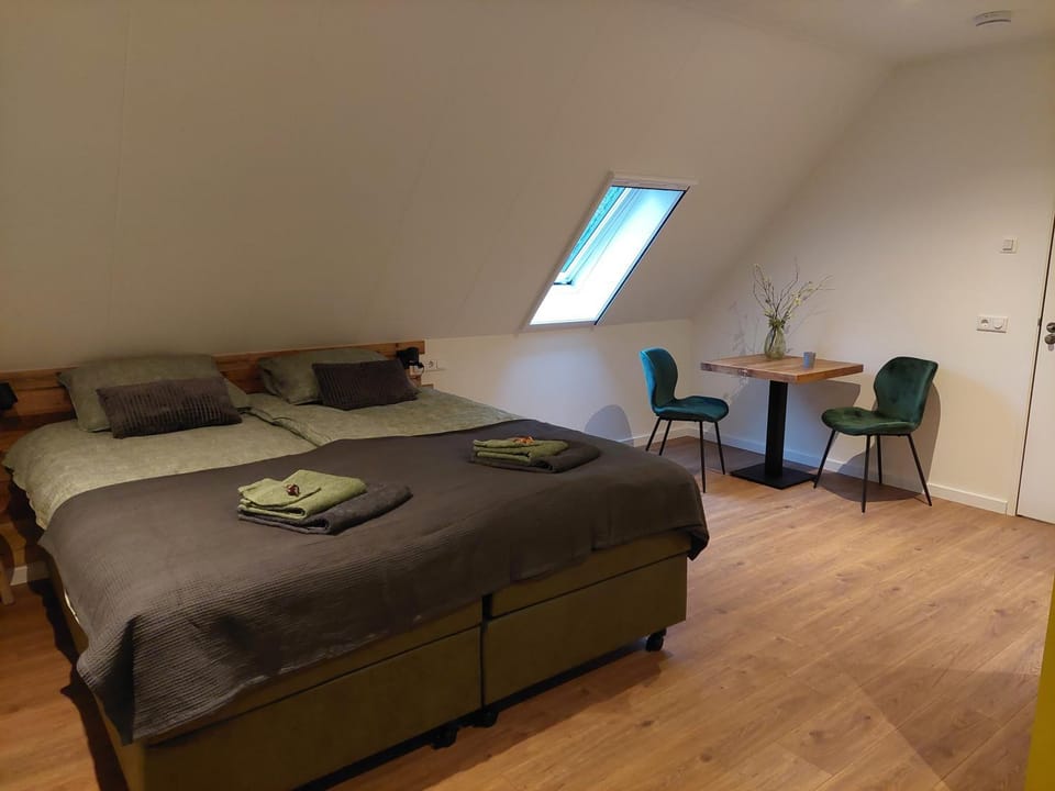 Bed, Dining area
