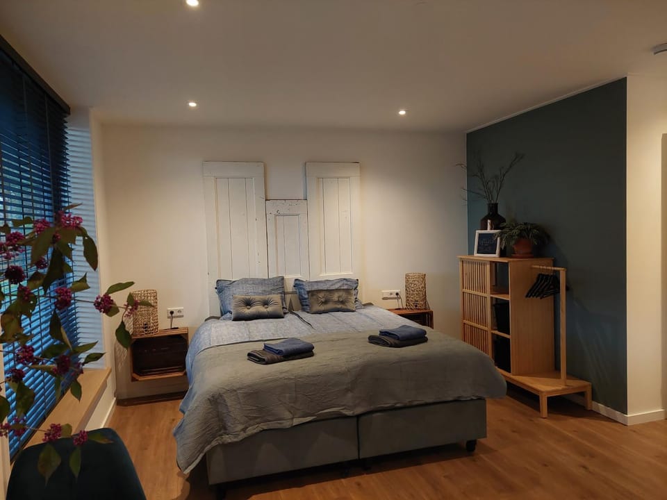 Property building, Bed, Photo of the whole room, wardrobe