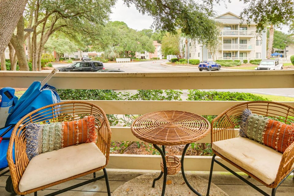 Walk to Folly Field Beach: Coastal Home w/ Grill House in Hilton Head Island