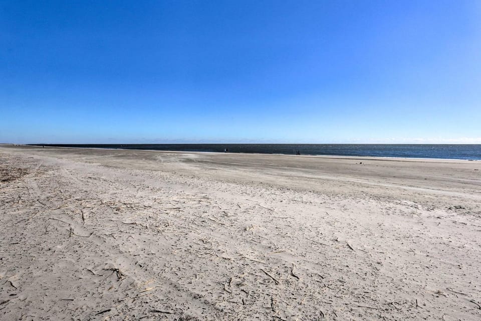 Walk to Folly Field Beach: Coastal Home w/ Grill House in Hilton Head Island