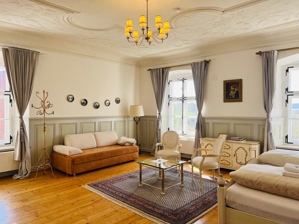 Schloss Hürbel Storchennest-Appartement - Luxury Apartment THE Stork Nest Apartment in Baden-Württemberg