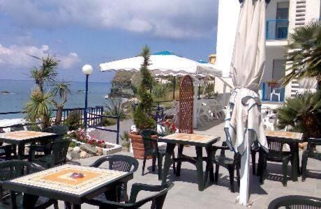 Restaurant/places to eat, Balcony/Terrace, Dining area