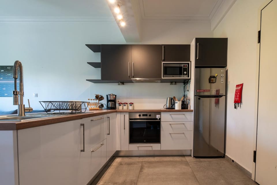 Kitchen or kitchenette, minibar, stove
