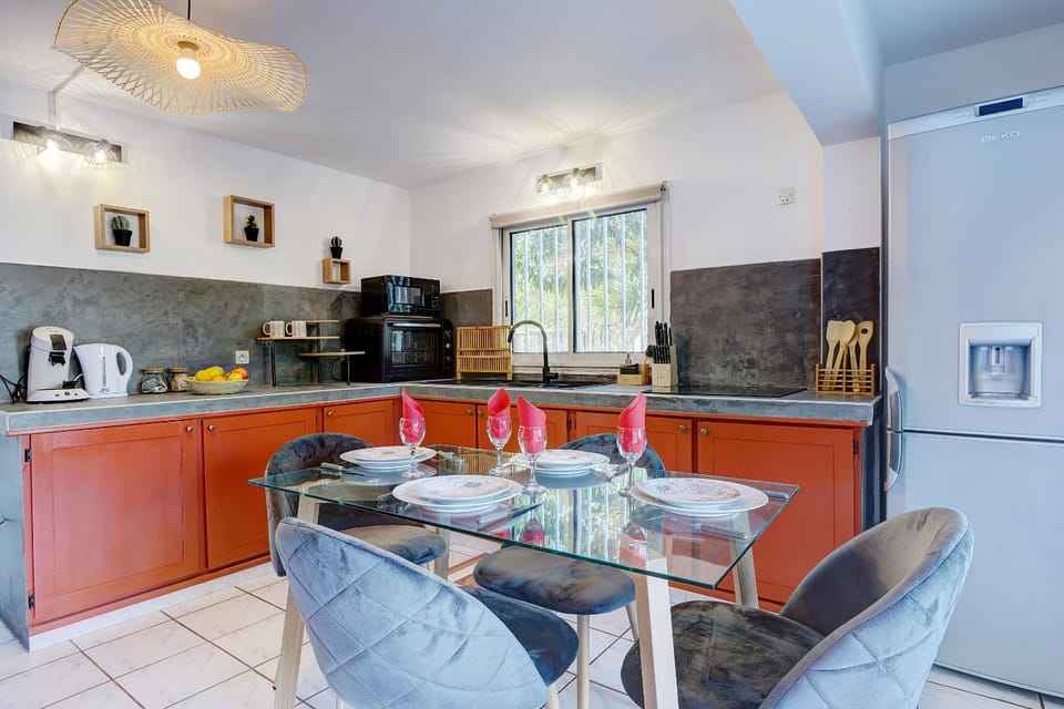 Coffee/tea facilities, Seating area, Dining area, minibar, pet friendly, stove, kitchen
