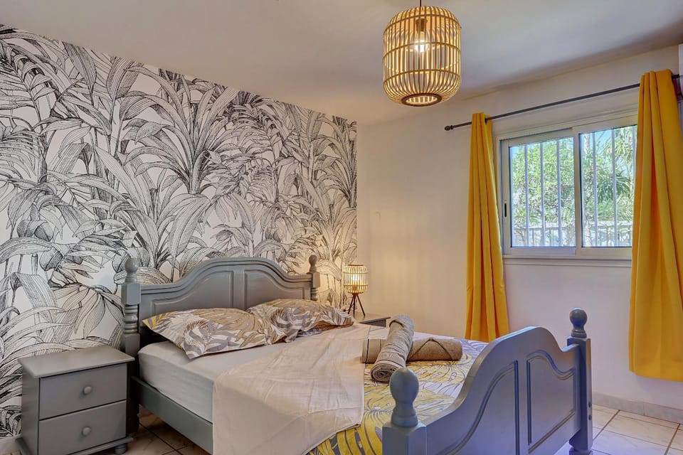 Photo of the whole room, Bedroom, air conditioner