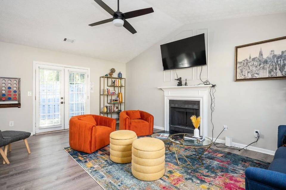 TV and multimedia, Living room, Seating area, Evening entertainment, fireplace
