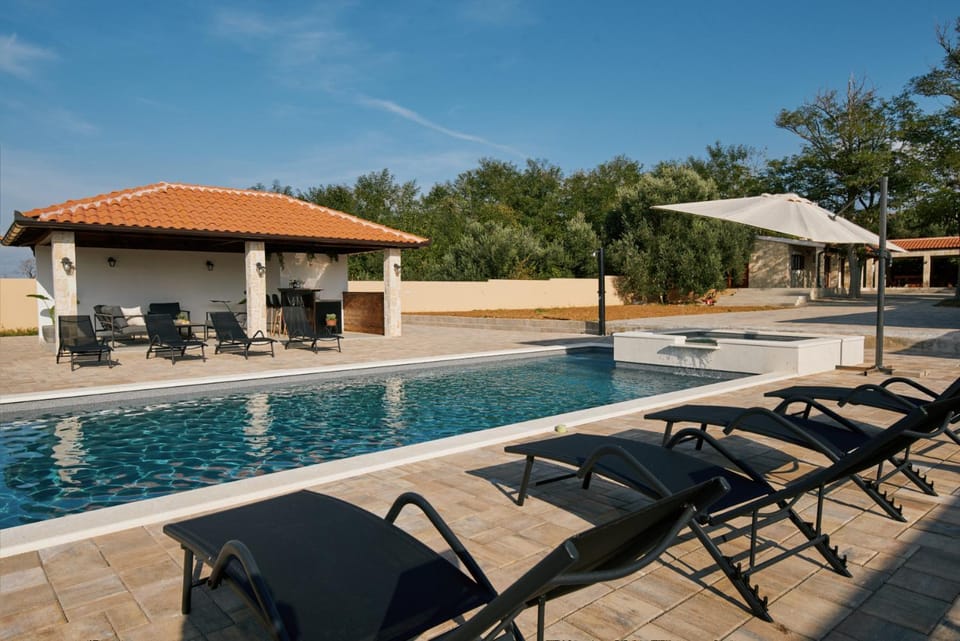 Patio, Day, Garden, Hot Tub, Pool view, Swimming pool, sunbed
