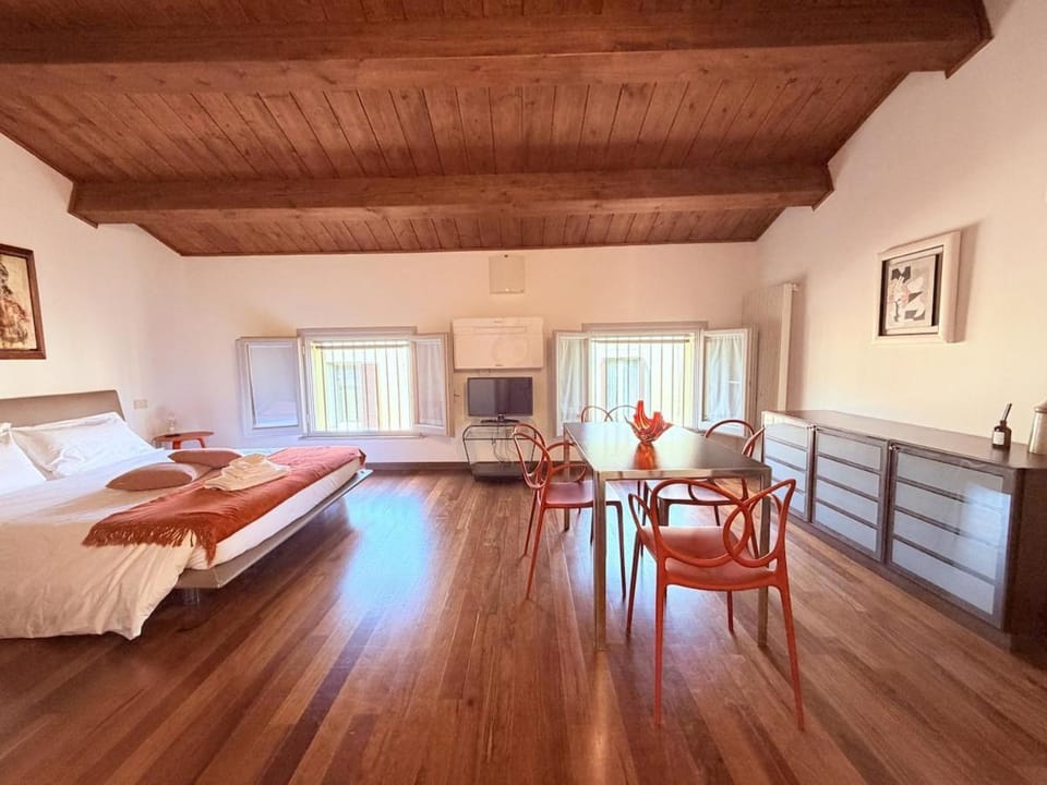 Bed, TV and multimedia, Photo of the whole room, Dining area, Bedroom