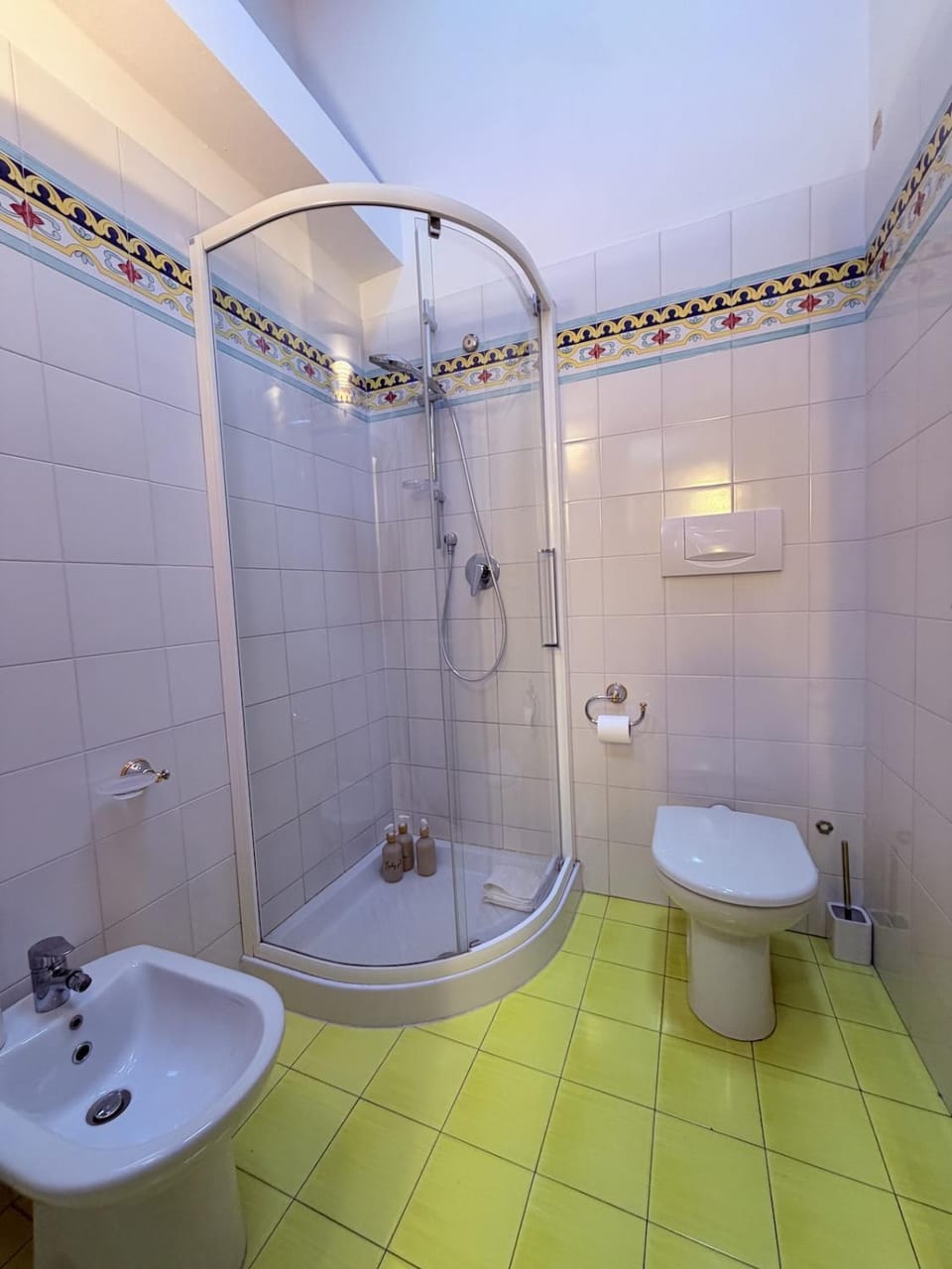 Shower, Toilet, Bathroom, bidet, towels