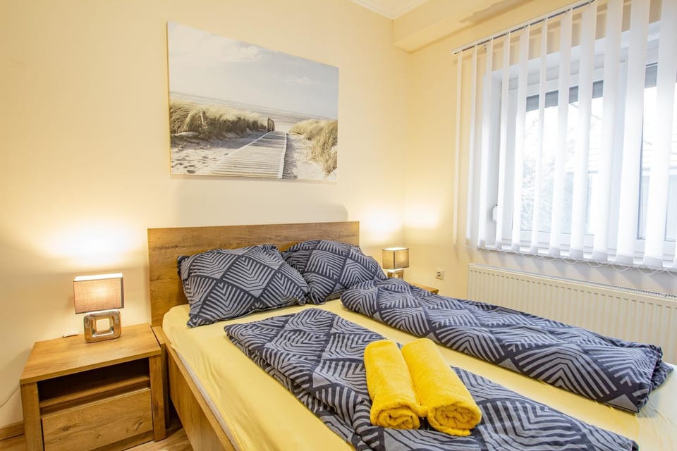 Bed, Bedroom, towels