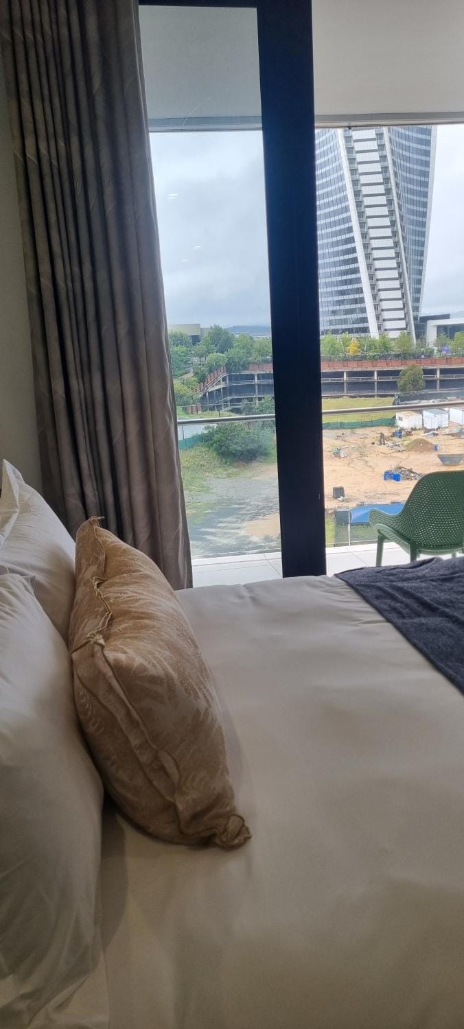 Ellipse Waterfall City Luxury Apartment - Bigger Apartment than Most - Middle floor Apartment in Sandton