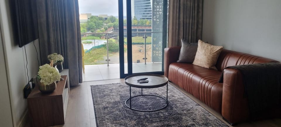 Ellipse Waterfall City Luxury Apartment - Bigger Apartment than Most - Middle floor Apartment in Sandton