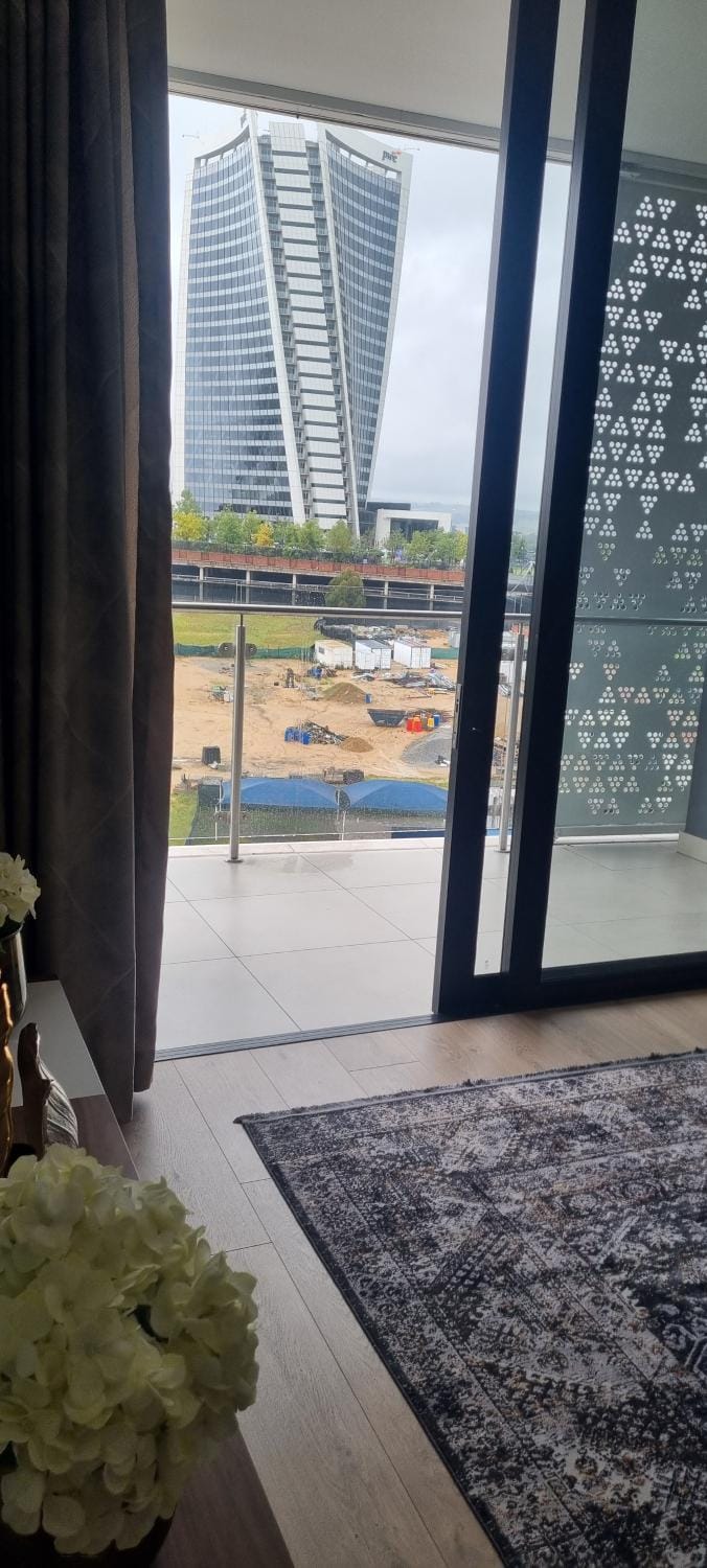 Ellipse Waterfall City Luxury Apartment - Bigger Apartment than Most - Middle floor Apartment in Sandton