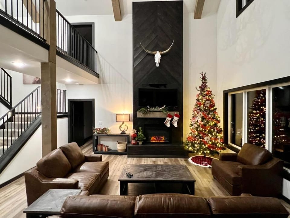 NEW! Luxury Lakefront Lodge 2 - RESORT Pool/Hot Tub - FREE amenities House in Table Rock Lake