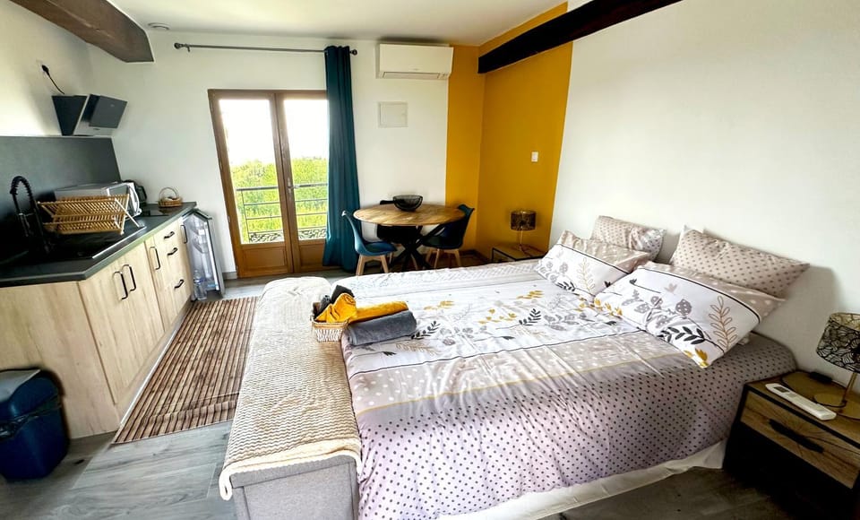 Kitchen or kitchenette, Bedroom