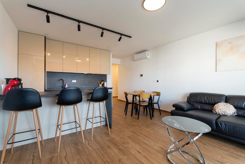 Coffee/tea facilities, Dining area, kitchen, air conditioner