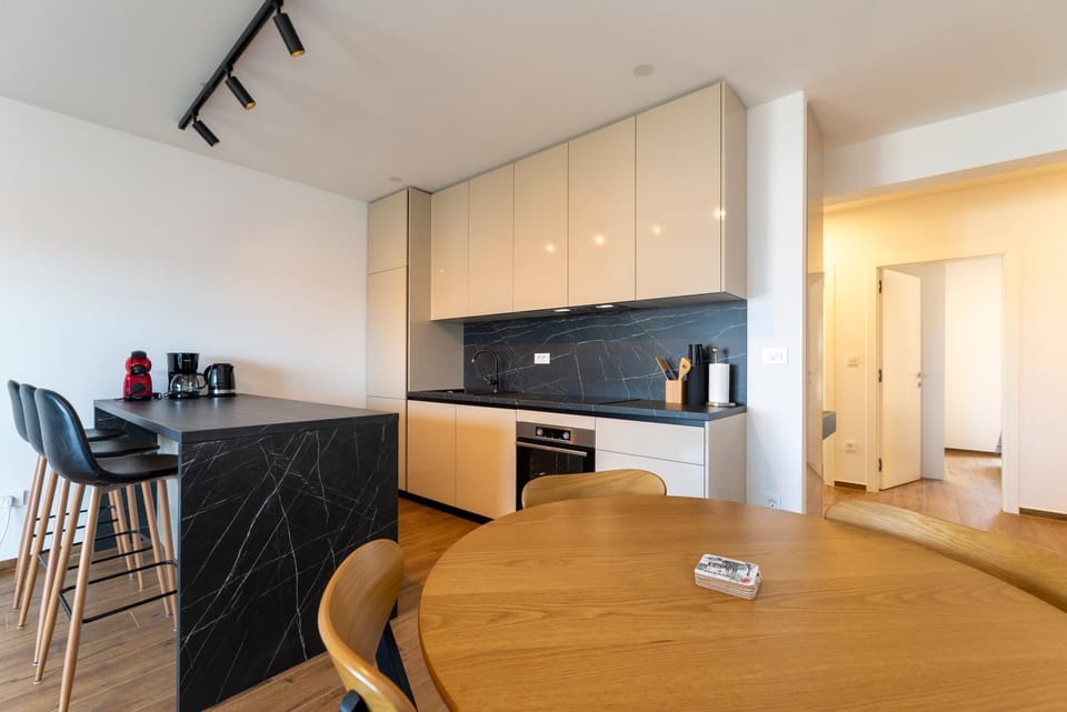 Coffee/tea facilities, Dining area, dishwasher, oven, stove, kitchen