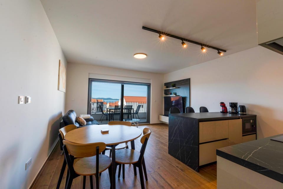 TV and multimedia, Coffee/tea facilities, Balcony/Terrace, Kitchen or kitchenette, Living room, Dining area, microwave