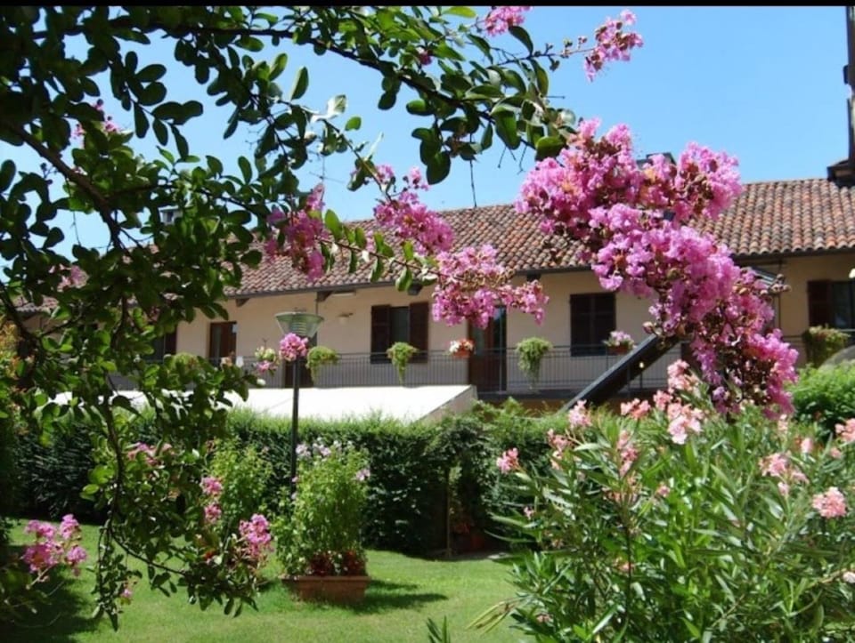 Property building, Facade/entrance, Garden, Balcony/Terrace, Balcony/Terrace, Garden view, Garden view