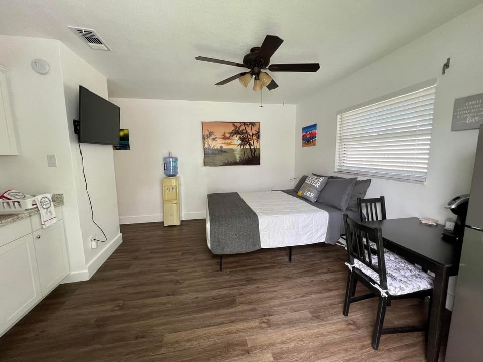 Bed, TV and multimedia, Living room, Photo of the whole room, Seating area, Dining area, Evening entertainment, Bedroom, fireplace
