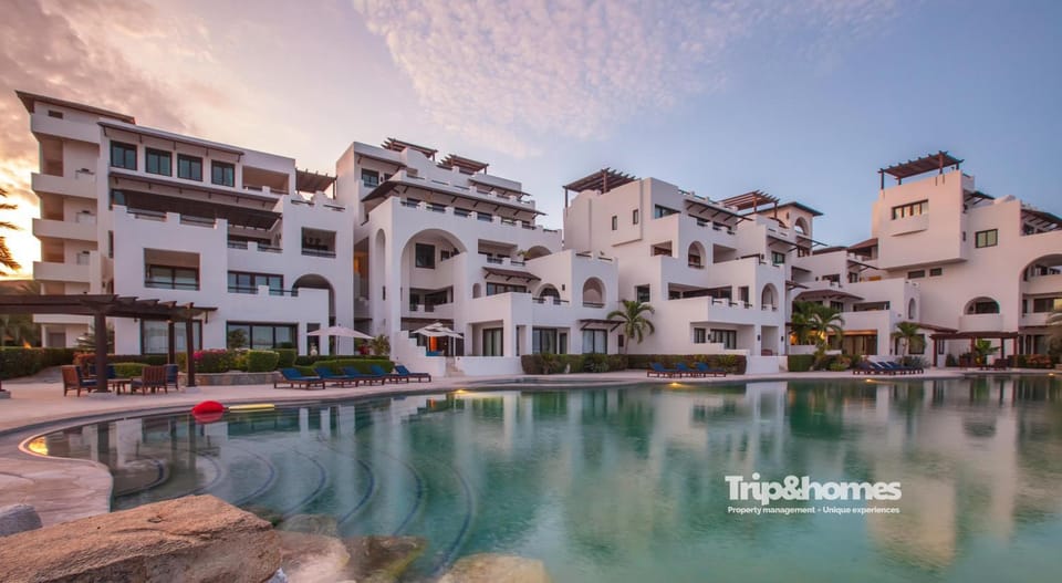 Property building, Day, Natural landscape, Pool view, Swimming pool, Swimming pool