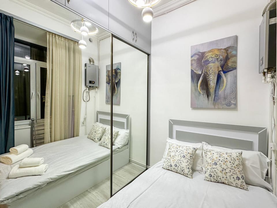 Bed, Bedroom, towels