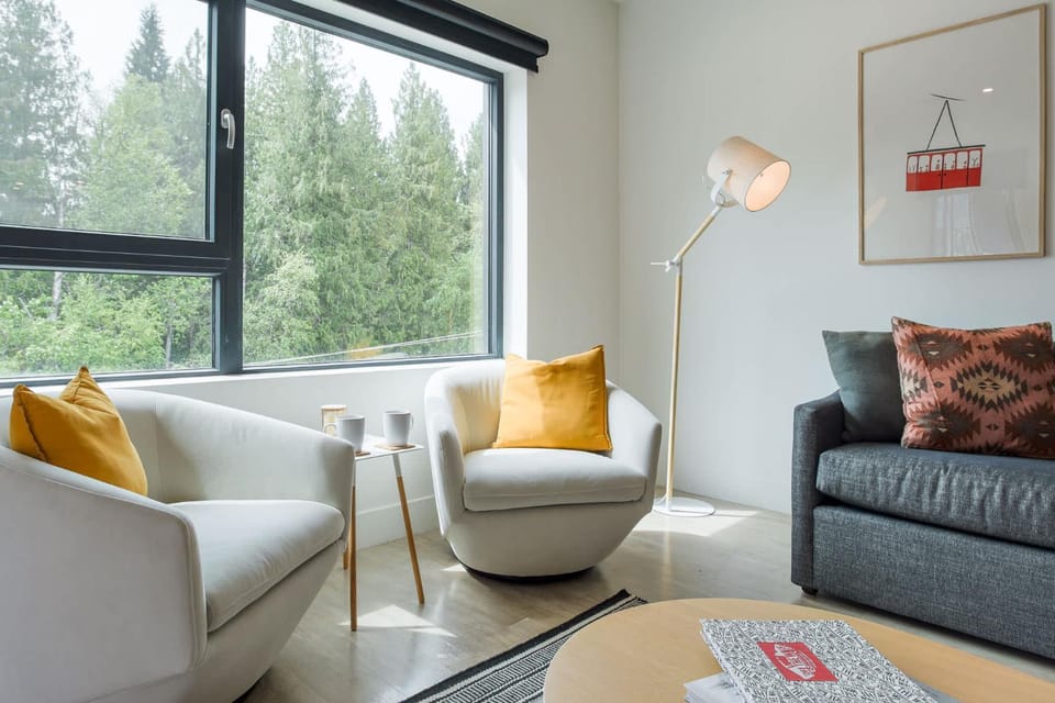 Le Refuge - Revelstoke Condo with Hot Tub House in Revelstoke