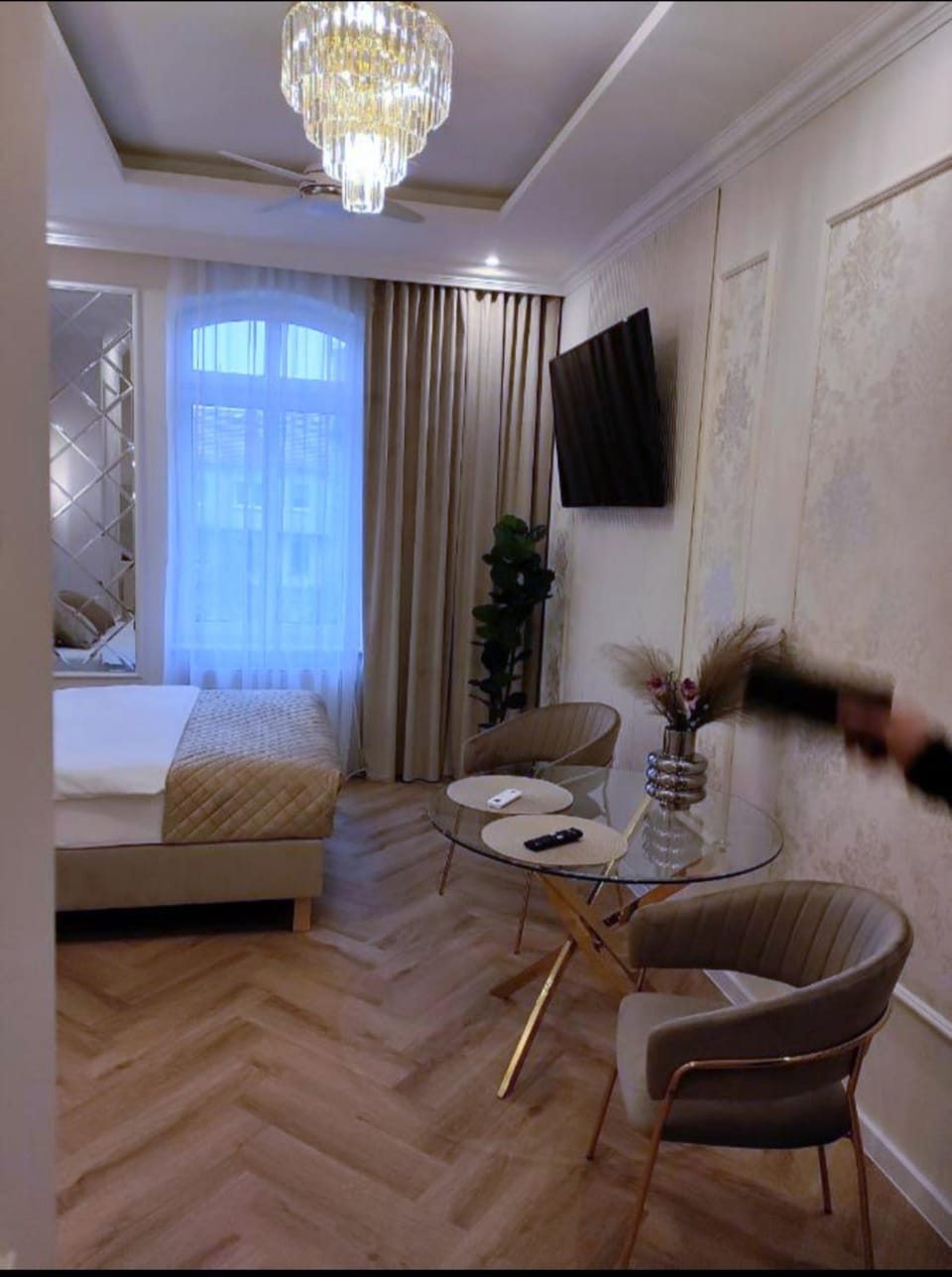Bed, TV and multimedia, Living room, Photo of the whole room, Seating area, Evening entertainment, Bedroom