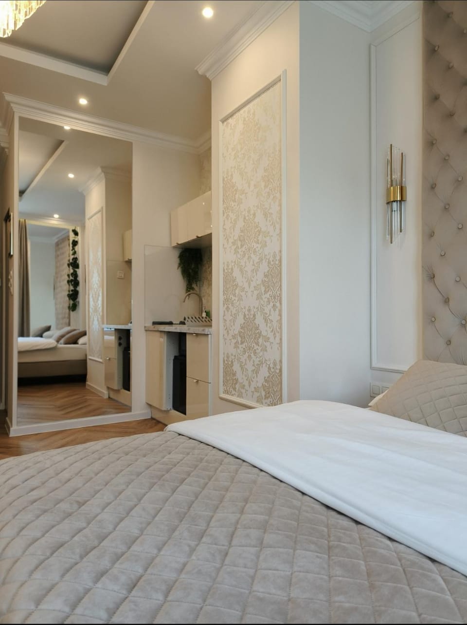 Bed, TV and multimedia, Living room, Photo of the whole room, Seating area, Bedroom