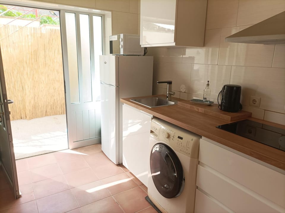 Coffee/tea facilities, minibar, stove, toaster, washing machine