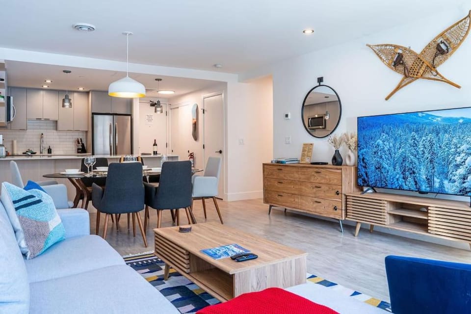 Rocky Ridge Getaway - Modern Getaway in Revelstoke House in Revelstoke