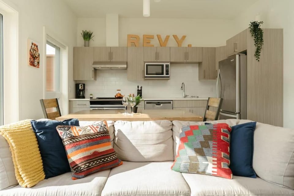 The Nest - Condo with Hot Tub & BBQ House in Revelstoke