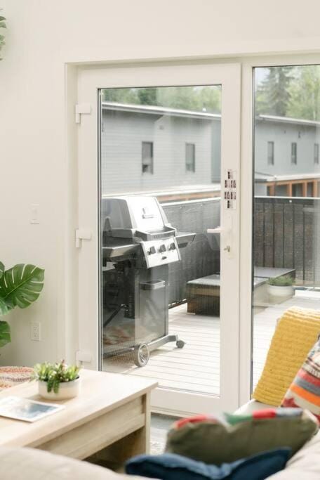 The Nest - Condo with Hot Tub & BBQ House in Revelstoke