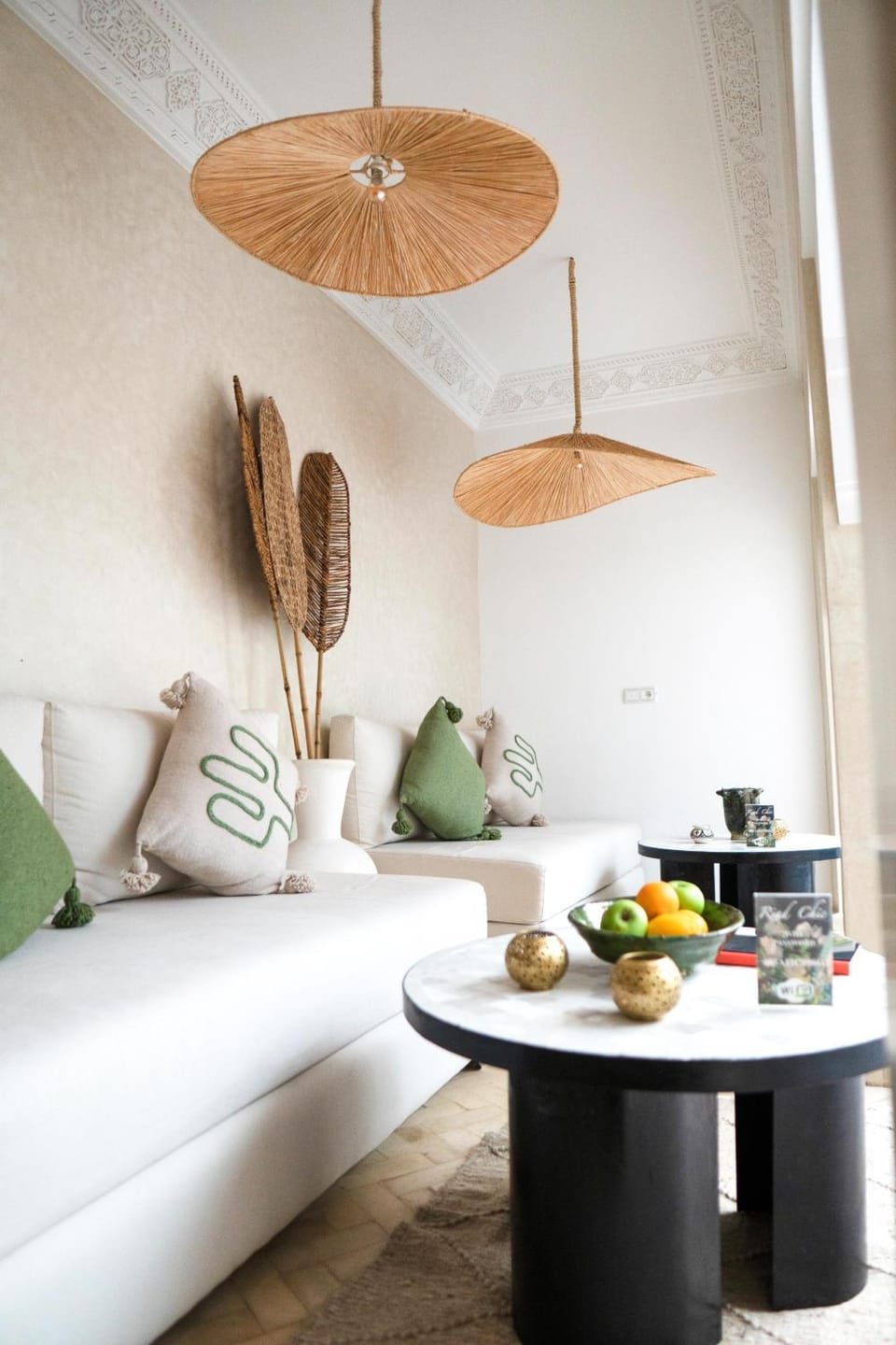 Living room, Food and drinks, Seating area, Dining area, Food
